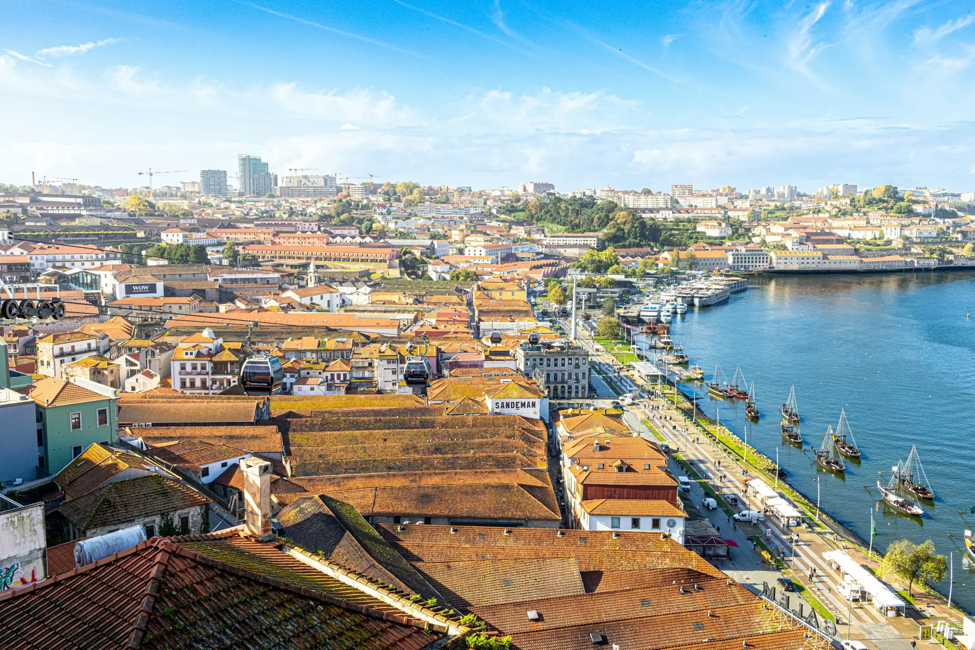 Telhados de Vila Nova de Gaia junto ao rio Douro (fotografia ilustrativa)